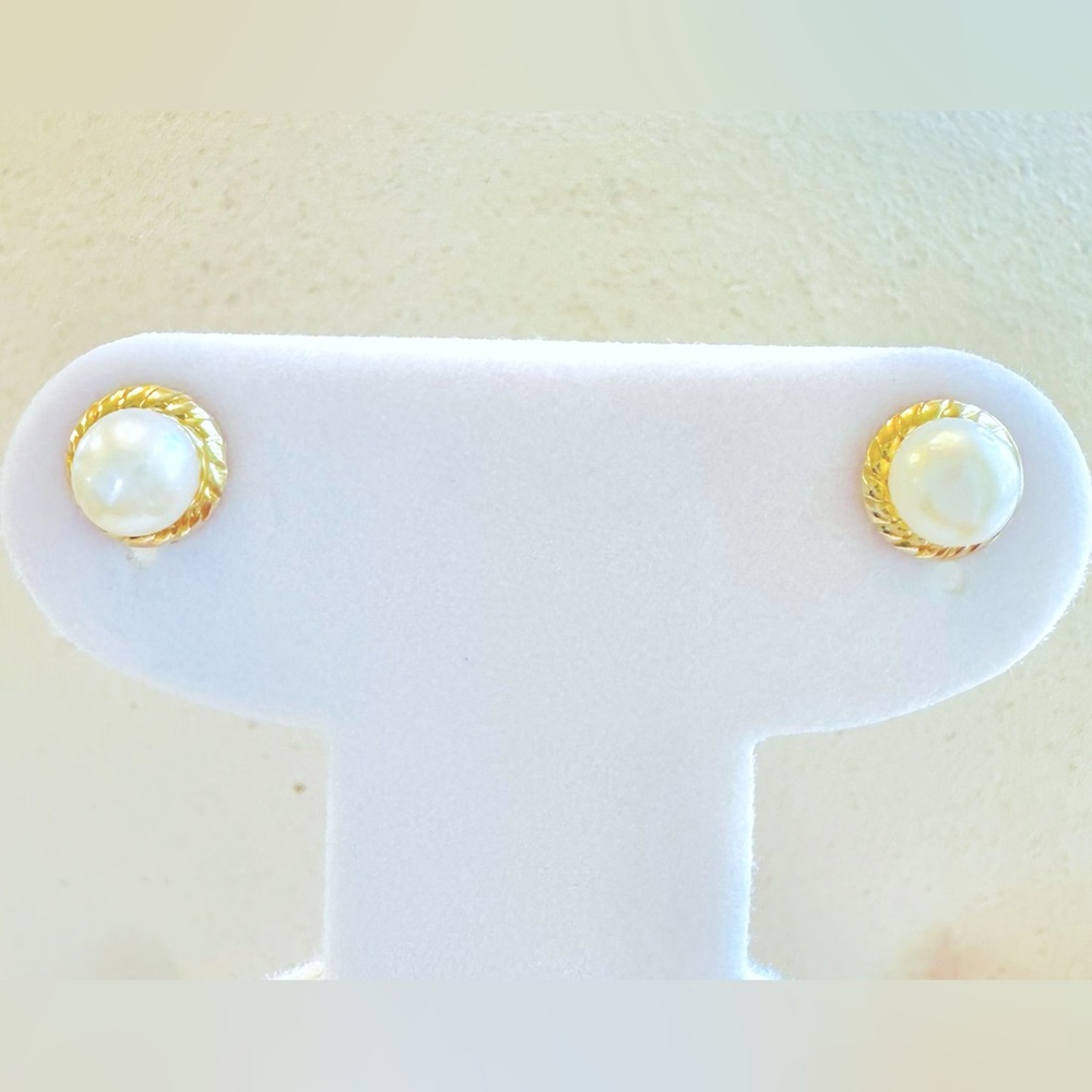 14k Gold FW Pearl Studs